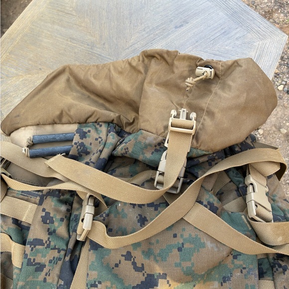 USMC Large Rucksack Complete with suspenders, kidney pad, and Lid - EUC - Picture 5 of 8